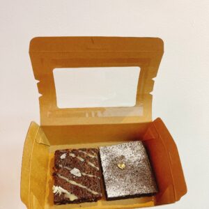 Hộp nhỏ kraft với 1 brownie socola đen và 1 brownie dừa nạo, đặt trên nền pastel, logo Mimi Bakes
