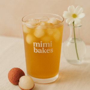 Ly trà vải mát lạnh với đá và trái vải tươi, thương hiệu Mimi Bakes