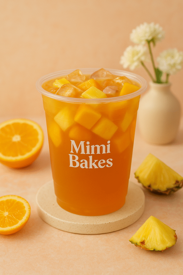 Ly trà trái cây nhiệt đới mát lạnh với xoài, thơm, cam và đá, thương hiệu Mimi Bakes