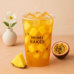 Ly trà dứa chanh dây với đá, miếng dứa tươi và hạt chanh dây, thương hiệu Mimi Bakes