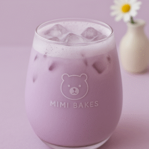 Ly khoai môn latte màu tím nhẹ, có đá và bọt, logo Mimi Bakes, nền pastel tím